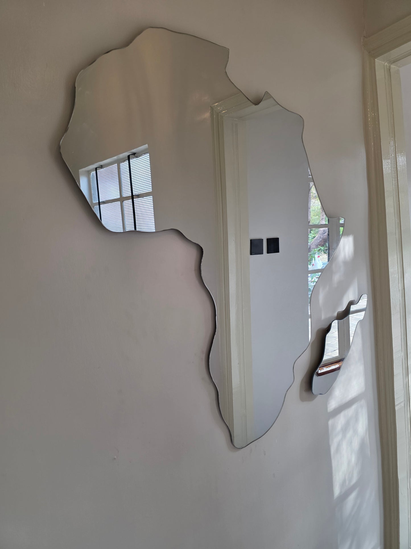 Africa-Shaped Wall Mirror – Decorative Statement Piece